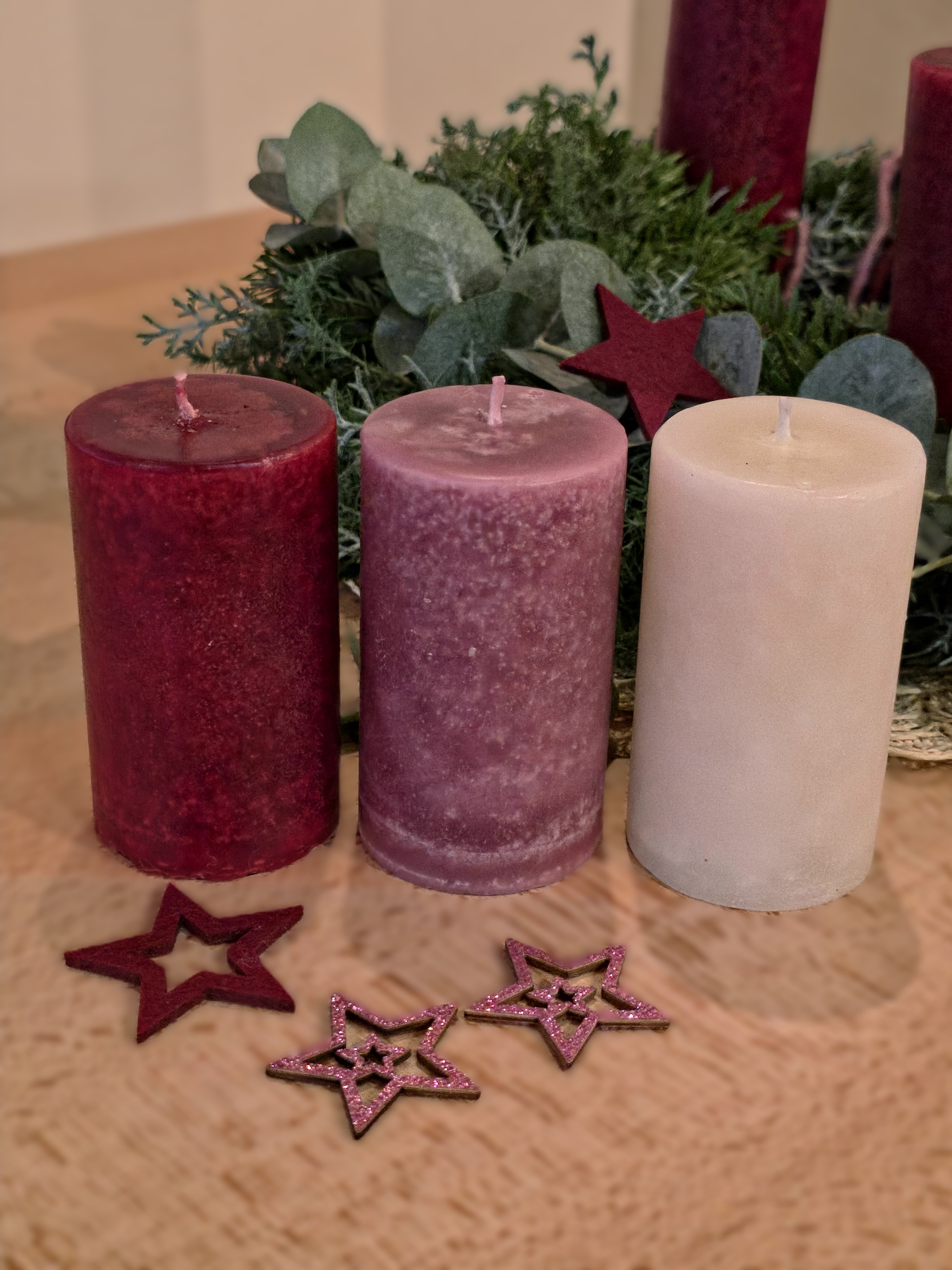 Drei Kerzen: links Dunkelrot, in der Mitte Sweet Rose, rechts Chamois.